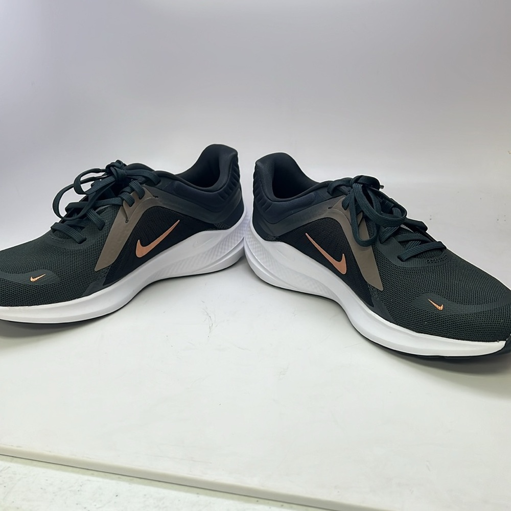 Women’s Nike Quest 5 Sneakers Size 7.5 Dark Smoke Grey/ Metallic Silver NWOB - Picture 4 of 9